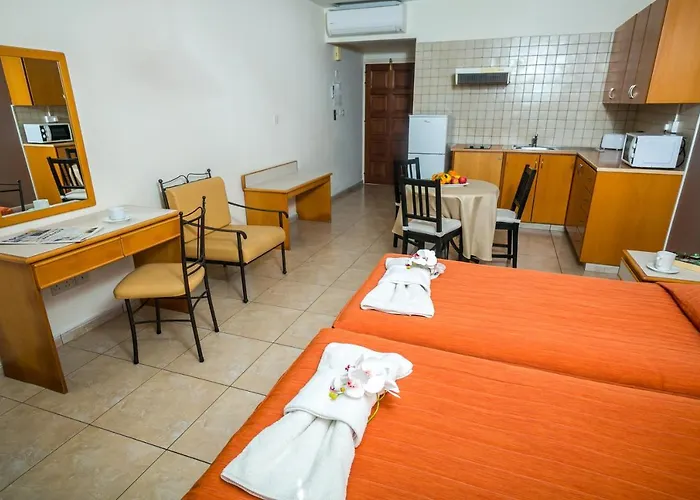 Crystallo Apart Otel Pafos