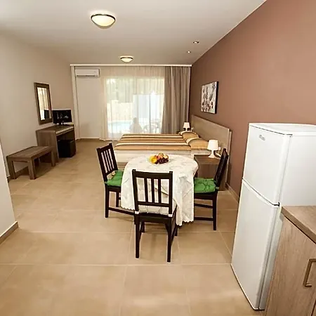 Crystallo Aparthotel 4*