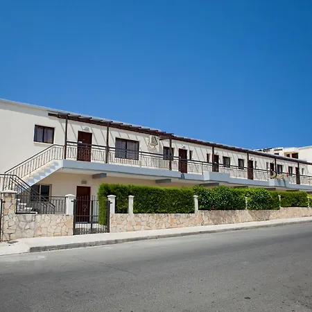Crystallo Aparthotel 3*