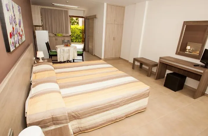 Crystallo Apartahotel 4*